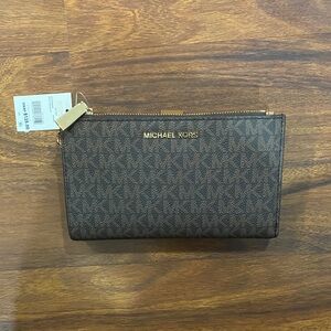 🆕 Michael Kors Brown Double Zip Jet Set Adele Monogram Smartphone Wristlet